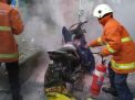 Motor Terbakar di Perkampungan Padat Penduduk Surabaya
