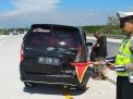 Ban Pecah, Daihatsu Xenia Tabrak Guardrail Tol Ngawi