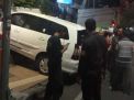 Tabrak Taksi, Toyota Innova 'Cium' Pagar Seng di Yos Sudarso Surabaya