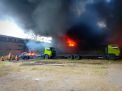 Gudang di Margomulyo Surabaya Terbakar, 2 Bronto Skylift Dikerahkan
