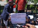Foto: Poster Mahasiswa Surabaya yang Menggelitik saat Demo di DPRD
