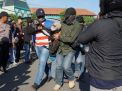 Demo di Surabaya Diwarnai Pelemparan Kapak dan Batu, 2 Orang Diamankan