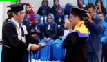 Viral Video Aksi Kocak Wisudawan di Surabaya