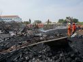 Lahan Pasar Pahing Rungkut Surabaya Terbakar, 2 Petugas PMK Terluka
