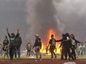 Foto: Persebaya Vs PSS Sleman Berujung Rusuh