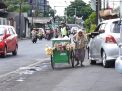 Foto: Kisah Mbah Hawati 25 Tahun Berjualan Gunakan Gerobak