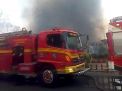 Foto: Detik-detik Api Membakar Pasar Beras Bendul Merisi 