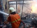 Rumah di Surabaya Terbakar, Petugas Selamatkan Tetangga yang Terjebak