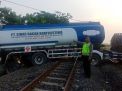 Truk Bermuatan Solar Industri Terperosok ke Jalur Kereta, 2 Orang Luka