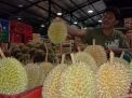 Musim Hujan, Penjualan Buah Durian Pasar Induk Osowilangun Meningkat