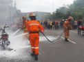 Motor Matic Ludes Terbakar di Depan Pos Polisi Tugu Pahlawan Surabaya