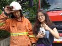 Aksi Damkar Evakuasi Kucing yang Terjebak Pohon 4 Meter di Surabaya