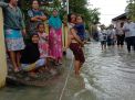 Korban Terdampak Banjir Gresik Terima Bantuan