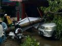 Mobil Daihatsu Taruna Tertimpa Pohon Akibat Hujan Angin di Surabaya