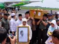 Jenazah Gus Solah Disambut Gubernur hingga Kapolda di Bandara Juanda
