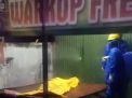 Seorang Pria Tewas di Warung Nasi, Petugas Mengevakuasi Gunakan APD