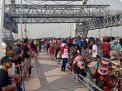 Duh Pandemi Corona, Warga Masih Berjubel di Jembatan Suroboyo