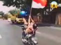 Pemotor Bawa Bendera Merah Putih Ngebut Sambil Tiduran Diburu Polisi