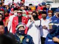 Jalan Kaki Daftar ke KPU Banyuwangi, Ipuk-Sugirah Bagi Masker