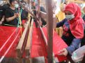 Khofifah Apresiasi Anak Muda di Kediri Meneruskan Tradisi Tenun Ikat