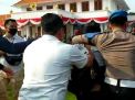Ricuh! Massa Tolak Omnibus Law di Surabaya Bentrok dengan Petugas