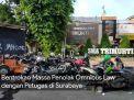 Video: Bentrokan Massa Penolak Omnibus Law dengan Petugas di Surabaya