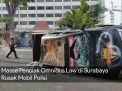 Video: Massa Penolak Omnibus Law di Surabaya Rusak Mobil Polisi