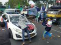 Mobil Polisi Dirusak Massa Penolak Omnibus Law di Surabaya