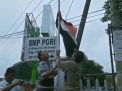 Aksi Patriotik Tukang Becak di Pasuruan Patungan Ganti Bendera Rusak