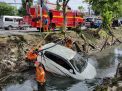 Sopir Main HP Saat Berkendara, Mobil ini Tercebur ke Sungai Jemursari