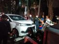 Seruduk Tiga Motor di Surabaya Lalu Kabur, Mobil Avanza Dirusak Warga