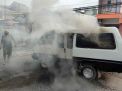 Ditinggal Sopir Istirahat untuk Minum Kopi, Sebuah Bemo Terbakar di Surabaya