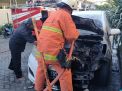 Diduga Gegara Bakar Sampah, Sebuah Mobil di Surabaya Terbakar
