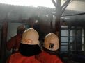 Anak Bermain Korek Api, Sebuah Rumah Semi Permanen di Surabaya Ludes Terbakar