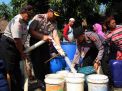 Polisi Distribusikan Air Bersih ke Wilayah Kekeringan di Probolinggo