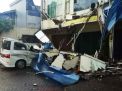 Foto: Ambruknya Atap 3 Ruko di Surabaya