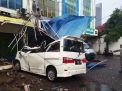 Hujan Disertai Angin di Surabaya, Atap 3 Ruko Ambruk Timpa Mobil