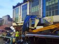 Mobil Skywalker Diterjunkan Mengevakuasi Atap 3 Ruko yang Ambruk