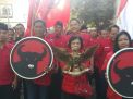 Sholawat Iringi Arak-arakan Pendaftaran Bacaleg PDIP Surabaya ke KPU