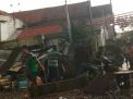 Atap Tujuh Rumah di Surabaya Disapu Angin Kencang