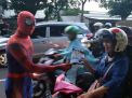 Keren, Avengers Bantu Polisi Sebar Brosur Lalu Lintas di Gresik