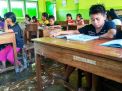 Sekolah Terendam Lumpur, Siswa SD di Blitar ini Tetap Belajar