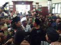 Massa FPI-Banser Nyaris Bentrok saat Sidang Gus Nur di PN Surabaya