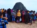 Dua Wisatawan Pulau Merah Banyuwangi Terseret Ombak