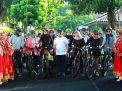 Perempuan Berkebaya Ikuti Lomba Balap Sepeda di Banyuwangi
