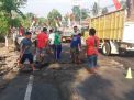Tak Kunjung Diperbaiki, Warga di Blitar Swadaya Tambal Jalan Rusak