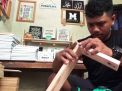 Tangan Kreatif Pemuda ini Hasilkan Jutaan Rupiah dari Limbah Kayu