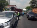 Truk Gandeng Seruduk 2 Mobil di Tol Perak-Waru