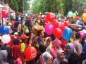 Sosialisasi Pemilu Damai, Polisi Bagi-bagi Balon di CFD Surabaya