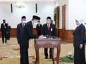 Gubernur Khofifah Lantik Busrul Iman Jadi Direktur Utama Bank Jatim